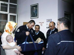 İkizleriyle terk edilen kadın polise sığındı