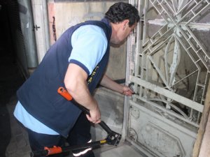 Bisiklet kilidiyle kilitlenen bina kapısını itfaiye açtı