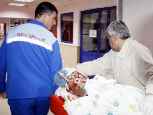 Silahla başına ateş edip ağır yaralandı