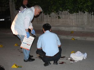 Sokak ortasında silahlı saldırıya uğrayan iki kardeş öldü