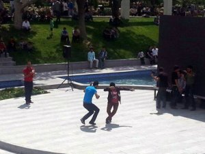Sıcaktan bunalan gençler kendini apaçi dansına verdi