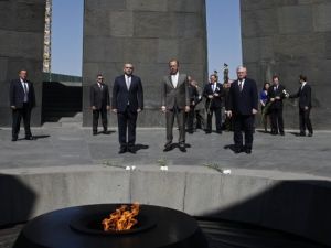 Lavrov, Erivan’da Sözde Soykırım Anıtına Karanfil Bıraktı