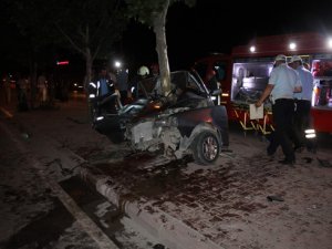 Otomobil ağaca saplandı: 1 ölü, 1 yaralı