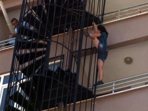 İntihar için çıktığı yangın merdiveninde dans etti