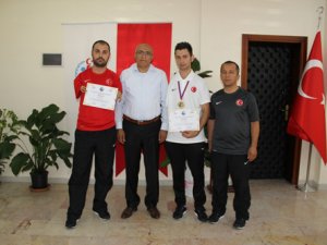 Şampiyonlar Mustafa Elduran’ı ziyaret etti