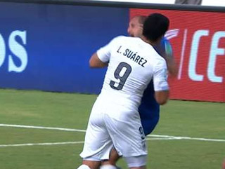 Luis Suarez yine rakibini ısırdı