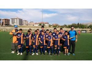 Hassalı Gençler Hokey Oynuyor