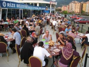 Rize Belediyesi'nden 2 Bin 500 Kişiye İftar Yemeği