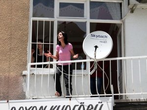 Çocuklari İçin Kendini Yakmak İstedi