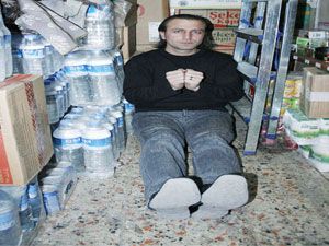 Elini ve ayaklarını bağlayıp gasp ettiler  