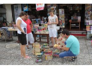 Turistlerin Otellere Bıraktığı 10 Bin Kitap Çöpe Gitmekten Kurtarılıyor