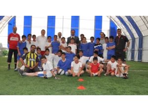 Tatvan’da Basın Ve Polis Arasında “dostluk” Maçı