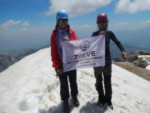 İzmirli Dağcılar Türkiye'nin Çatısında