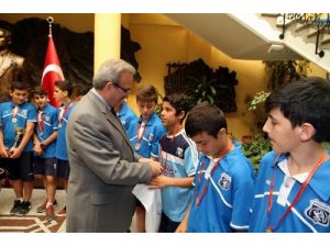 Vali Karaloğlu’ndan Şampiyon Sporculara Çeyrek Altın