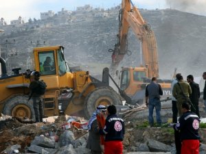 Buldozerler Batı Şeria'da yıkım yaptı