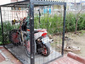 Hırsızlardan korumak için kafes yaptı