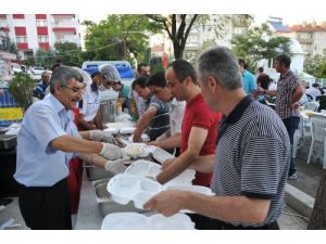 Belediye, Mahalle Sakinlerini Sokak İftarlarında Buluşturuyor