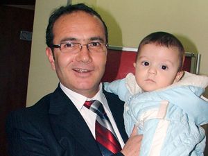 Kimsesiz bebeklerin ‘mama babası’