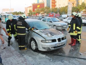 Tatlı almak için durdu otomobil yandı