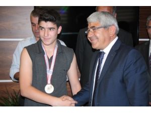 Kars Belediye Başkanı Başarılı Sporcuları Kabul Etti