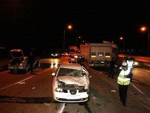 Kırmızı ışıkta duramayan TIR 4 araca çarptı