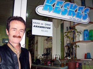 Kalfa ve çırak bulamayan berberin yazılı protestosu