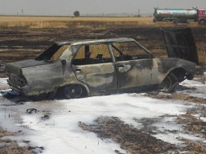 Şarampole yuvarlanan otomobil yandı