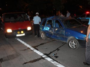 İki aracın çarpıştığı kazada 3 kişi yaralandı