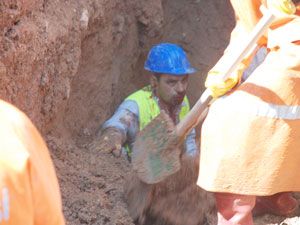 Kanalizasyon işçisi toprak altında kaldı
