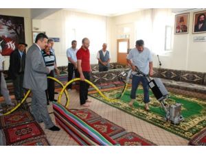 Belediye Cami Ve Cemevinde Temizlik Yaptırdı