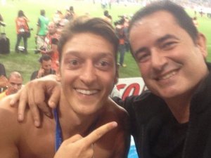 Acun Ilıcalı Mesut Özil ile şampiyonluk kutladı