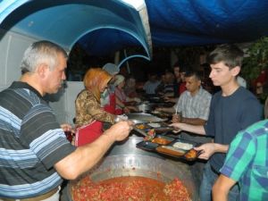 Acıpayam Yumrutaş Mahallesi Sakinleri Aynı Sofrada İftar Ediyor