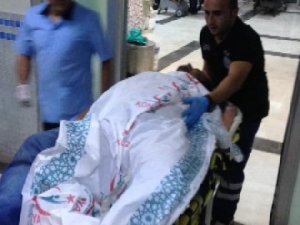 Annesine küfür eden akrabasını bıçakladı