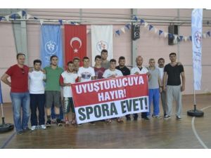 50 Genç 'Uyuşturucuya Hayır, Spora Evet' Pankartı Açtı