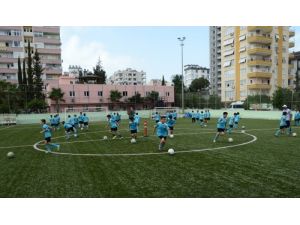 Büyükşehir Futbol Okulu’nda Bin Çocuk Eğitim Görüyor