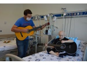 Paü Hastanesi'nde Çocuk Hastalara Gitar Kursu Veriliyor