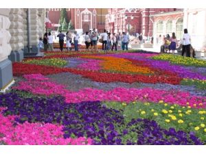 Moskova’nın Tarihi Gum Alışveriş Merkezi Çiçeklerle Donatıldı