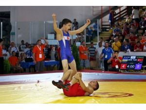 Yıldız Güreşçiler 1 Altın Ve 2 Bronz Madalya İçin Mindere Çıkacaklar