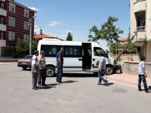 Öğrenci servisi ile otomobil çarpıştı