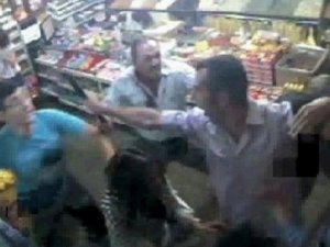 Markete sığınan kadına böyle saldırdı!