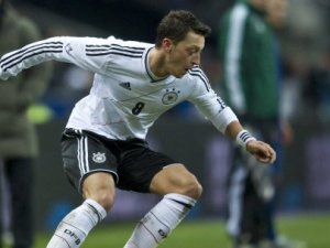 Mesut Özil, yardımı korktuğu için yalanladı!