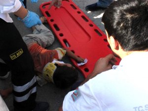 Yaralı çocuk iğneden korkup ağladı