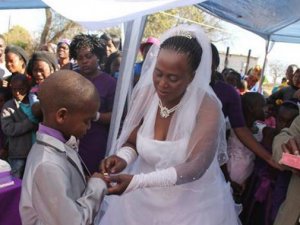 Afrika'da 9 yaşındaki çocuk 62 yaşındaki kadınla evlendi