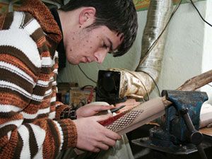 Tüfekler el işçiliği ile sanat eserine dönüşüyor