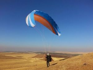 Derik'te Yamaç Paraşütü Yapıldı