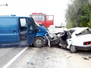 Para nakil aracı otomobile çarptı: 1 ölü, 2 yaralı