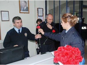 Meram zabıtadan polise karanfil