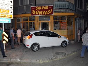 Otomobil yayaların arasına daldı: 2 yaralı