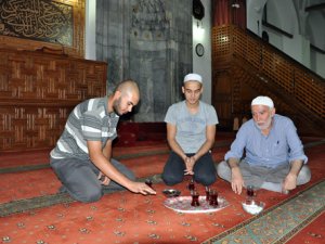 Nefsi arındırmak için dünya ile bağlantılarını kesiyorlar