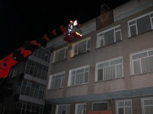 Evde uyuyan bir aile itfaiyeyi alarma geçti